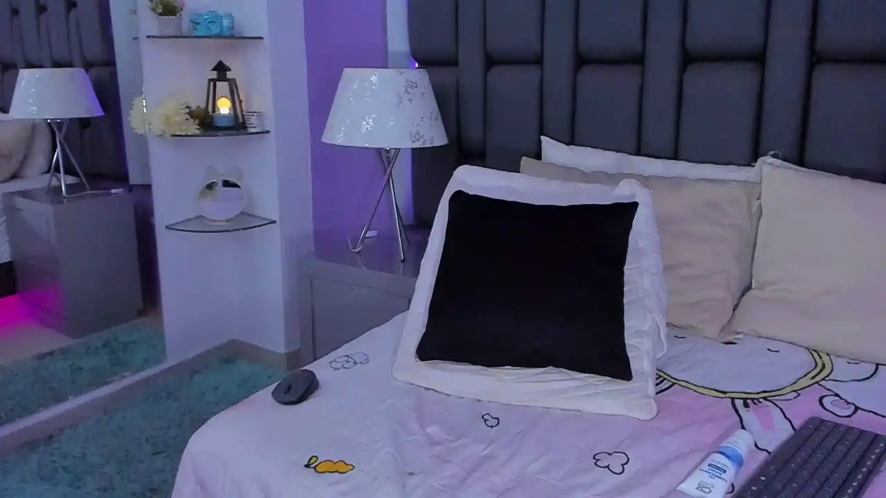 Amberv – [Xlovecam] Licking Home Video Camera – 2025-03-03 04:54:05