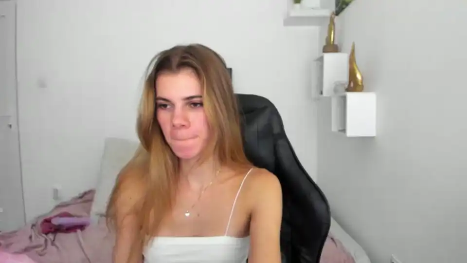 Rileyreid_18 – [Myfreecams] Cum Busty Fucks Herself – 2026-07-12 04:11:50