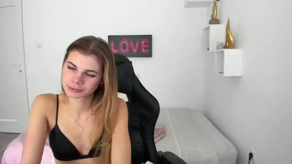 Rileyreid_18 – [Myfreecams] Webcam Recording Spy Wild Babe – 2025-01-19 02:34:04