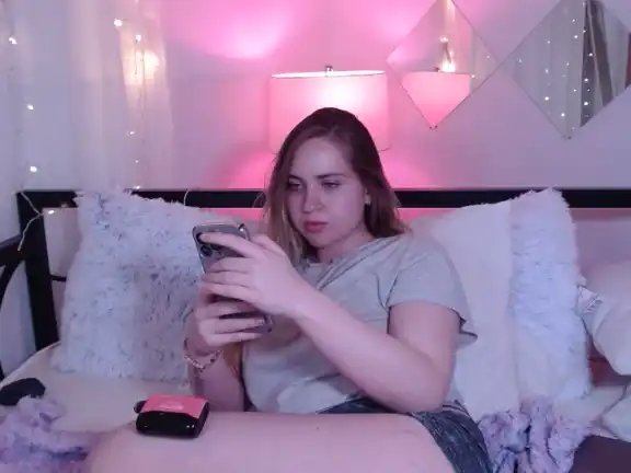 Raelynnwhitee – [Streamate] Girl Alone Hard Pvt Party – 2025-11-18 09:47:31