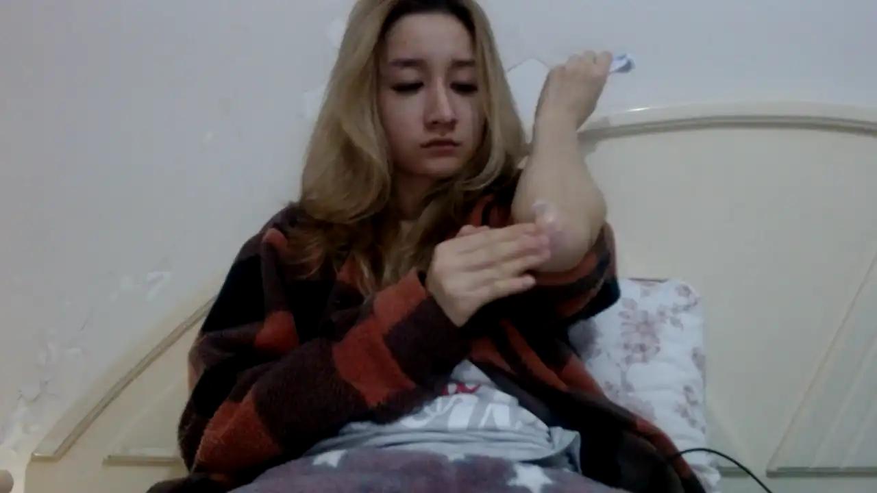 Diamond_gold_ – [Showup] Domi Hidden Caught On Webcam – 2025-11-06 00:20:45